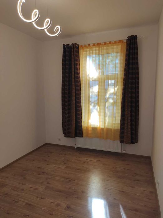 Apartament doua camere  cu curte comuna.