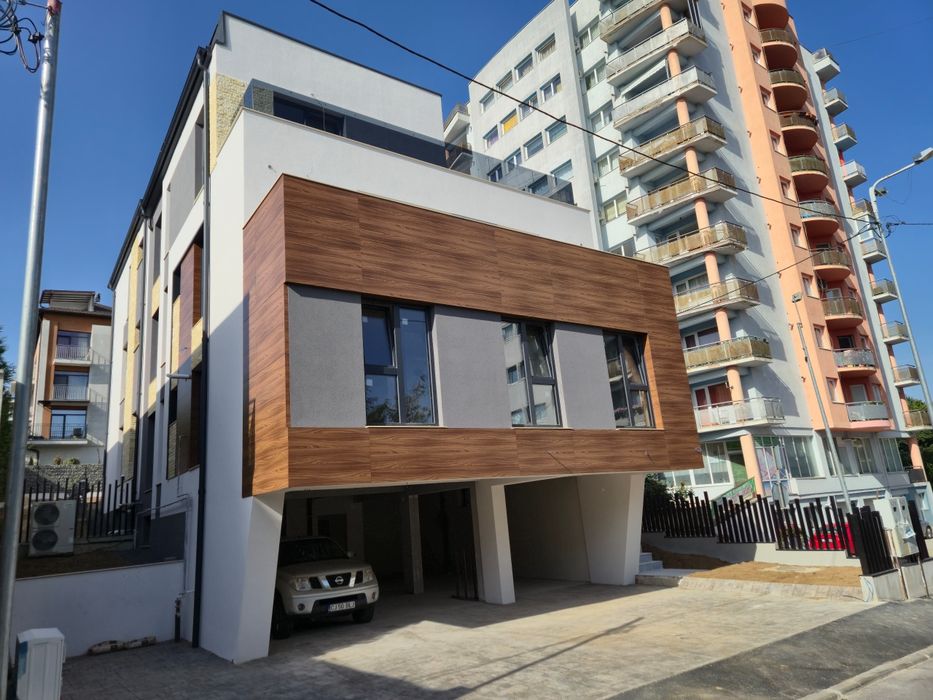 Vând casă tip duplex, spațiu comercial și garaj