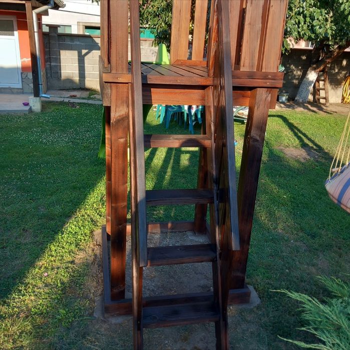 Къщичка с пързалка и люлка