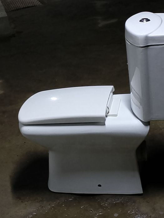 Раковина с тумбой и унитаз.