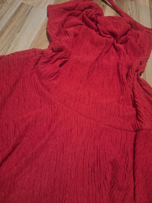 Червена рокля с гол гръб