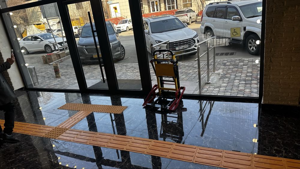 Подъемник лестничный, гусеничный для инвалидов