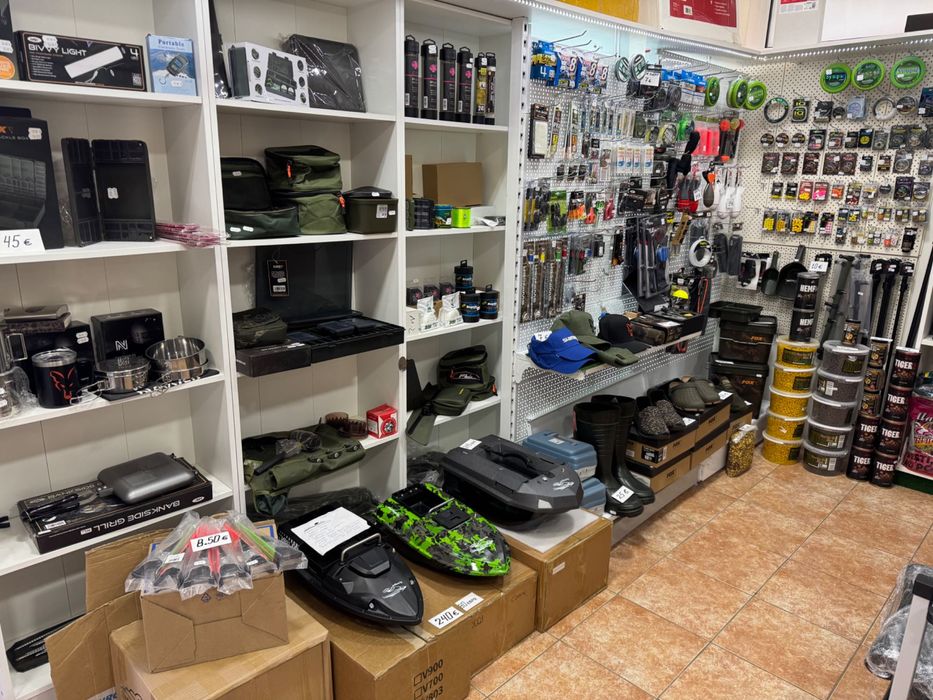 Стока и стелажи от риболовен магазин.