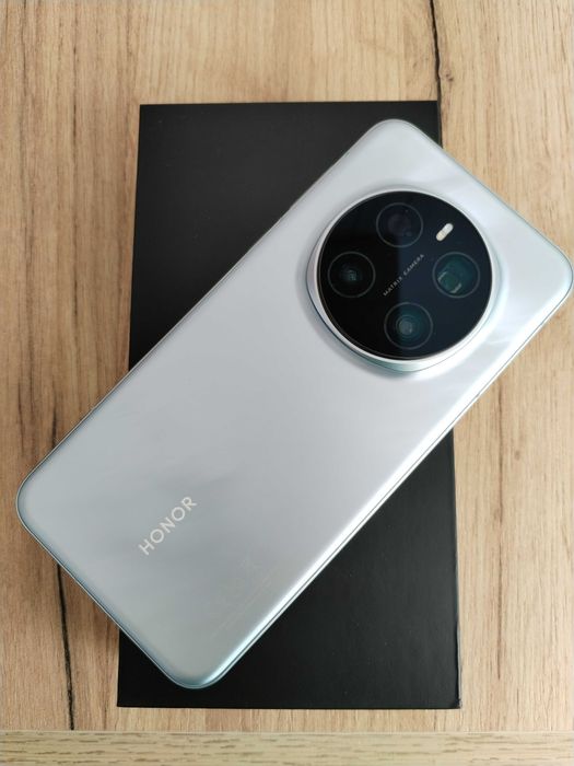 Като нов Honor Magic 7 Pro с 3 г. гаранция от Yettel с подарък кейсове