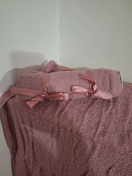 Vând prosoape roz prăfuit – perfecte pentru evenimente!