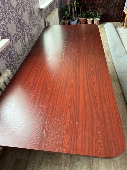 Стол гостиной