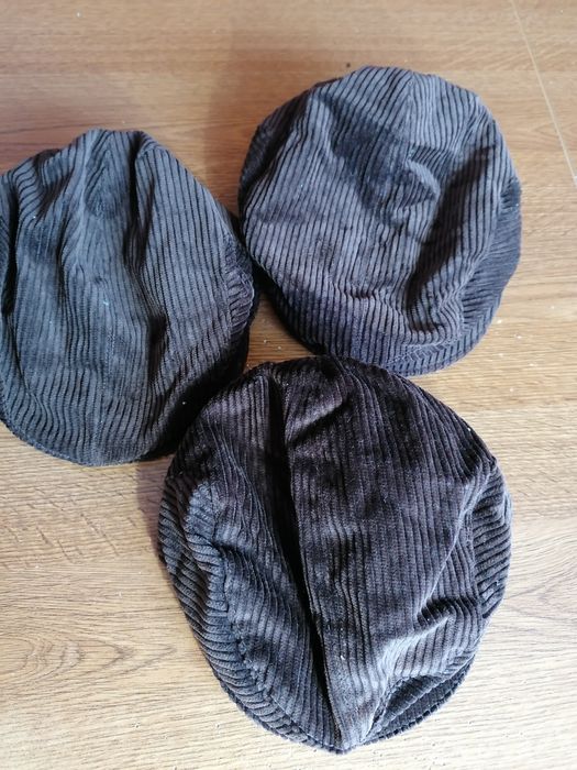 Vând șepci pt băieți