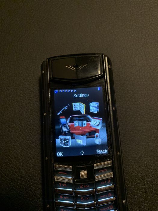 Vertu ferrari лимитиран телефон