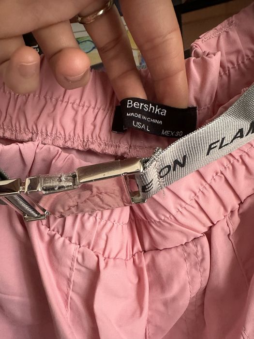 Vand pantaloni Bershka