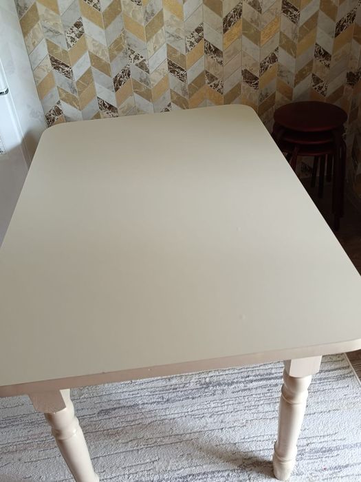 Продам стол обеденный