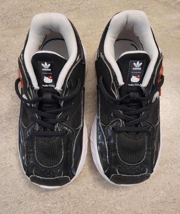 Vând Sneakersi Adidas Originals Hello Kitty, măsura 25