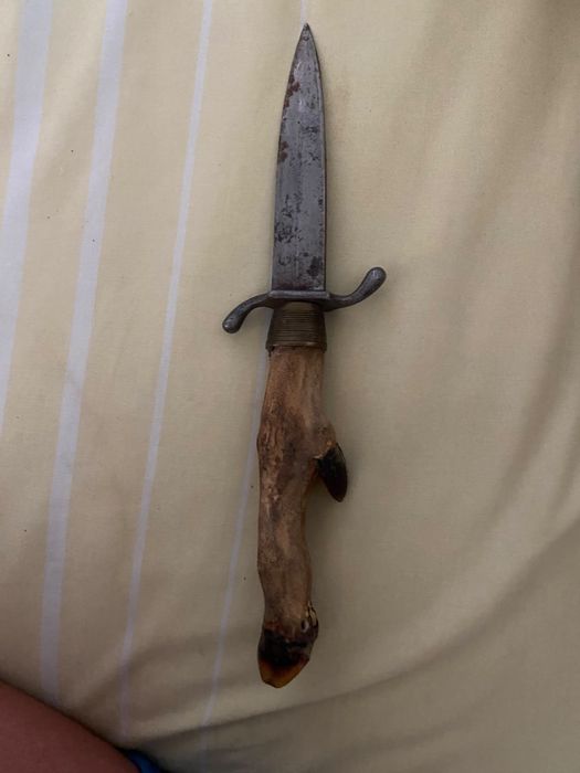 Cutit de vinatoare deosebit