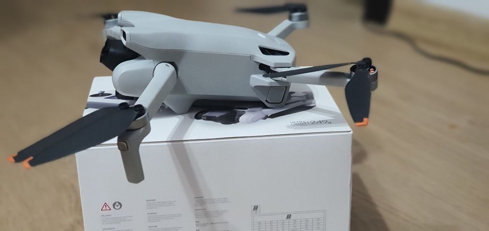 DJI Mini 3 + DJI RC cu Ecran + Accesorii