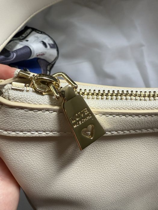 Чисто нова дамска чанта Love Moschino JC4222PP08KD екрю, оригинална.