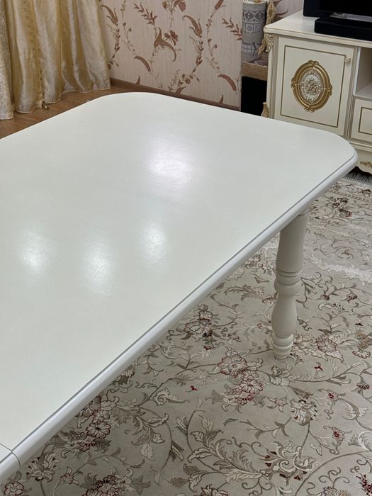 Продам стол в гостинную