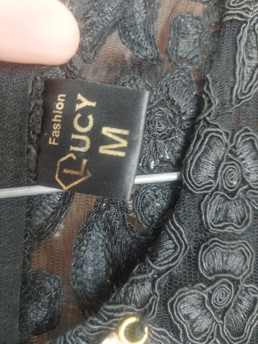 Дантелена черна рокля над коляното