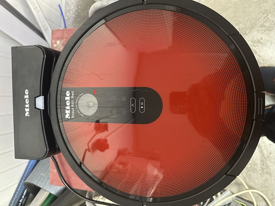 Продавам робот за сухо почистване Miele RX1 Scout