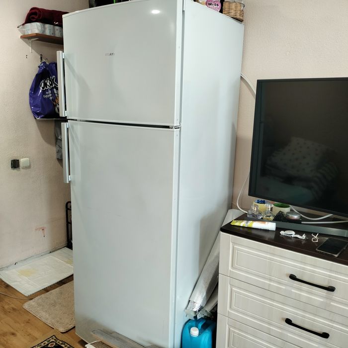 Продам очень вместительный холодильник Атлант