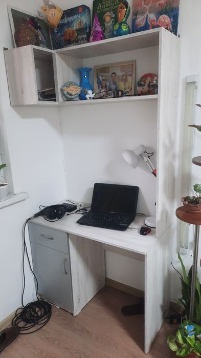 Стол детский с полкой