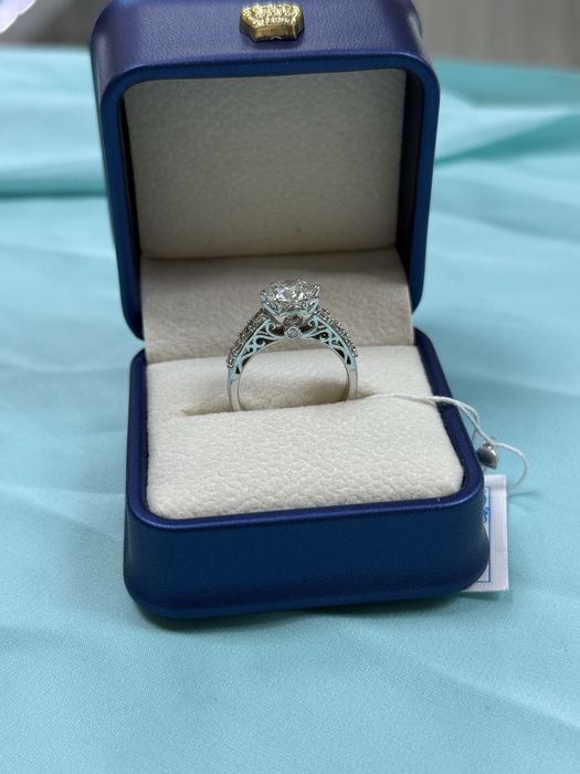 Золотое кольцо с крупным бриллиантом