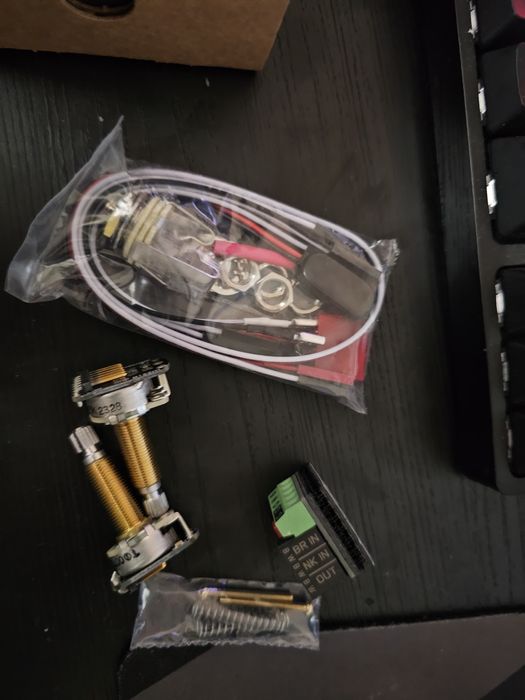 Gotoh tremolo, locking tuners, locking nut, emg 81