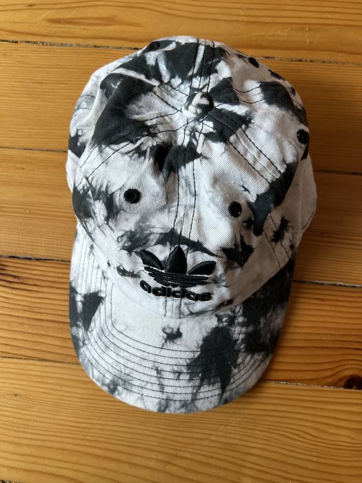 Adidas шапка в бяло и черно
