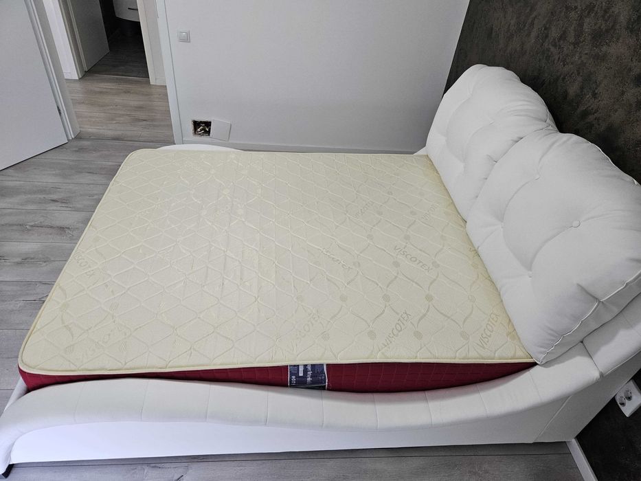 Pat tapitat cu tetiere, saltea si somiera rabatabila 160/200