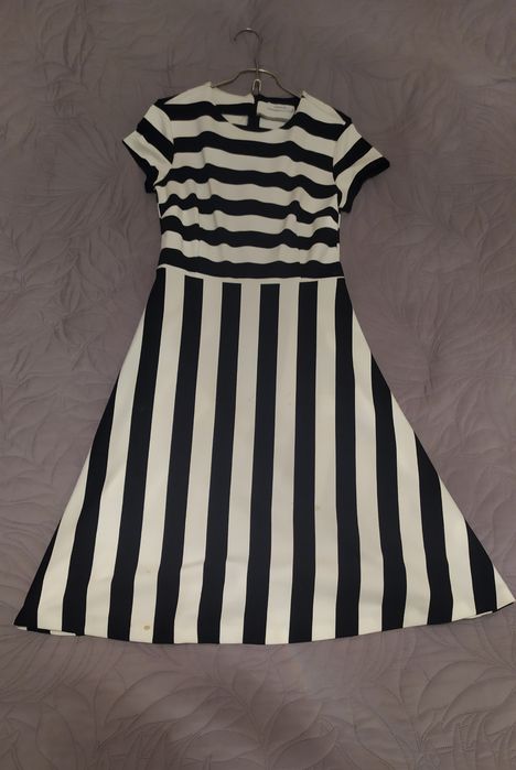 Женские платья разные.