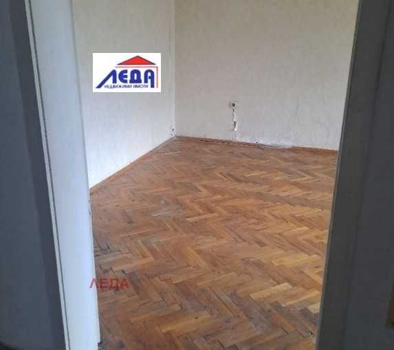 Продава се Тристаен апартамент в Плевен, 9-ти квартал - 100 кв.м за 970 €/кв.м - Снимка #1