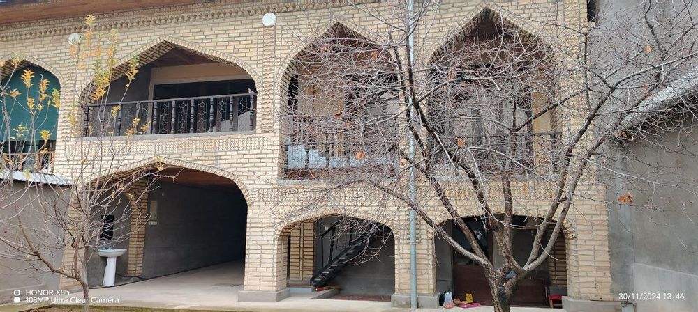 Yawab turilgan uy sotiladi. sharoitlari bor.