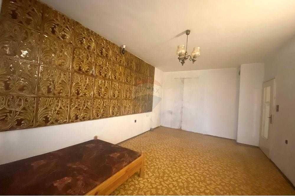 Продава се Тристаен апартамент в Шумен, Пазара - 90 кв.м за 1275 €/кв.м - Снимка #1