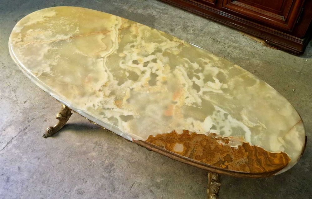 Овална холна маса с плот от полускъпоценен камък оникс