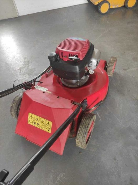 Mașina de tuns iarba cu motor pe benzina Honda