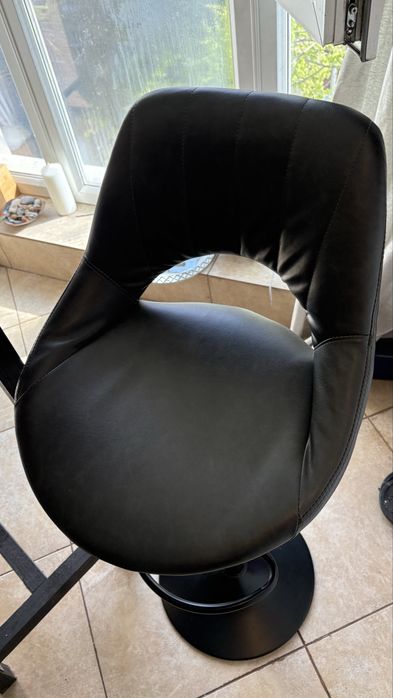 Scaune de bar si masa