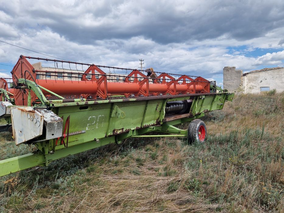 Жатка на комбайн CLAAS.