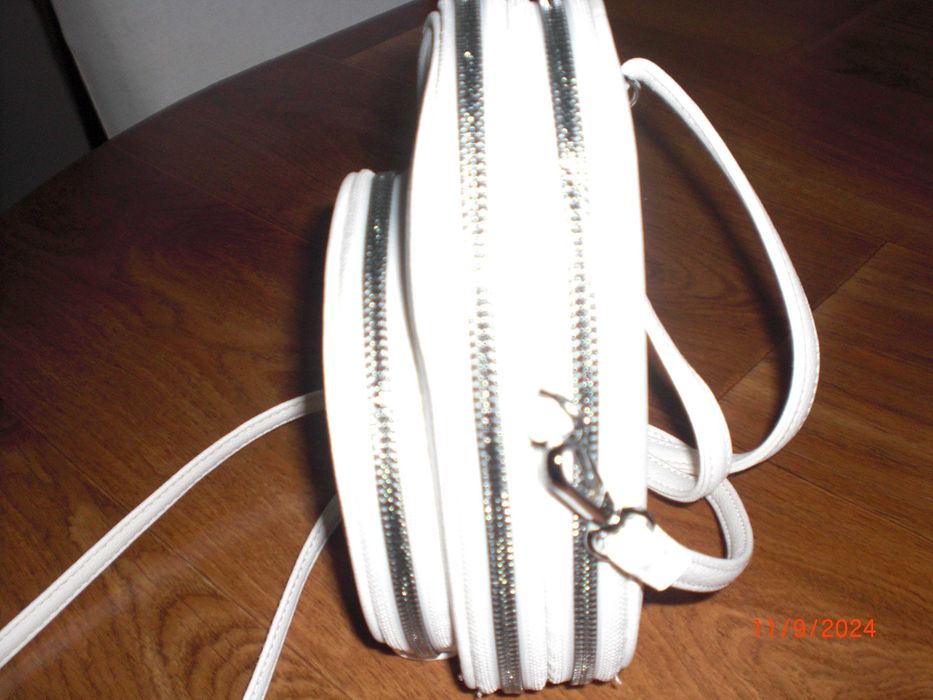 бяла кожена чанта