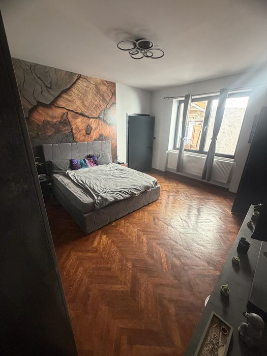 Studio renovat integral în 2026 | Centrul Vechi Brașov | 42 mp + boxă 6 mp | Str. Pieții nr. 1