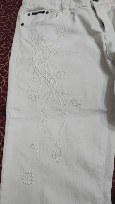 Blugi albi 3/4 brodati