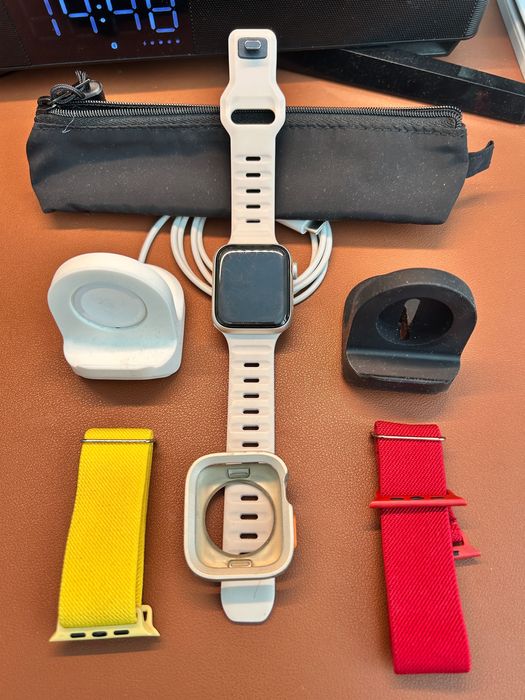 Apple Watch SE 40 mm silver with free straps