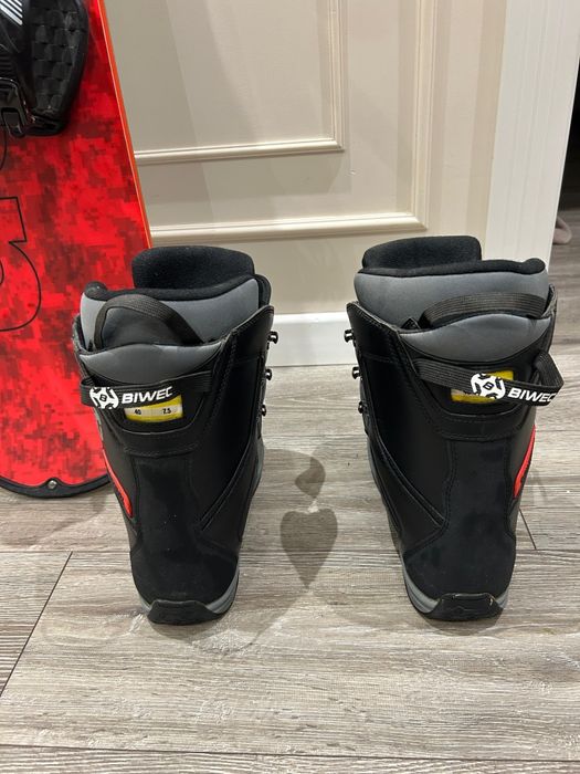 Сноуборд и ботинки