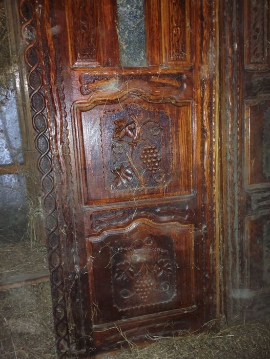 Ușa sculptată ,din lemn de frasin,din două părți,