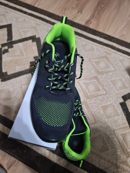 Vând adiasi stil bocanici cu vârf de fier