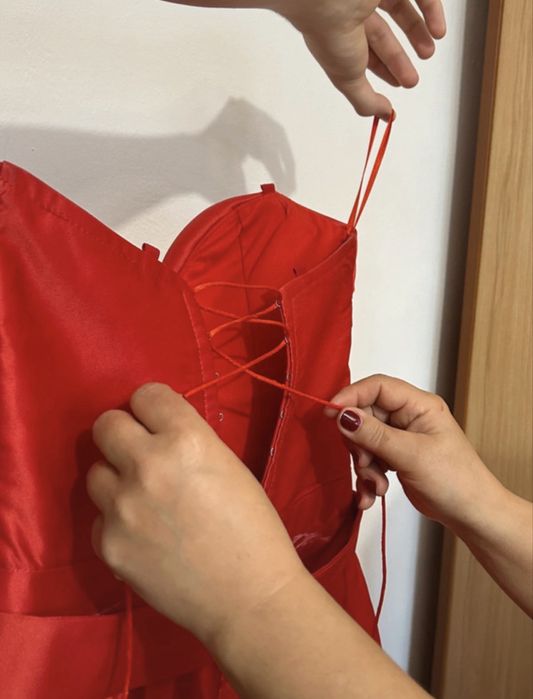 Rochie eleganta cu corset rosie purtata o data