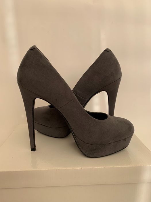 Елегантни тъмносиви велурени обувки на висок ток, размер 38
