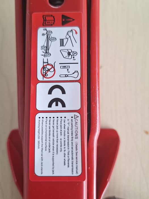 Крик 1.5тона, ключ за гуми,триъгълникик и жилетка.