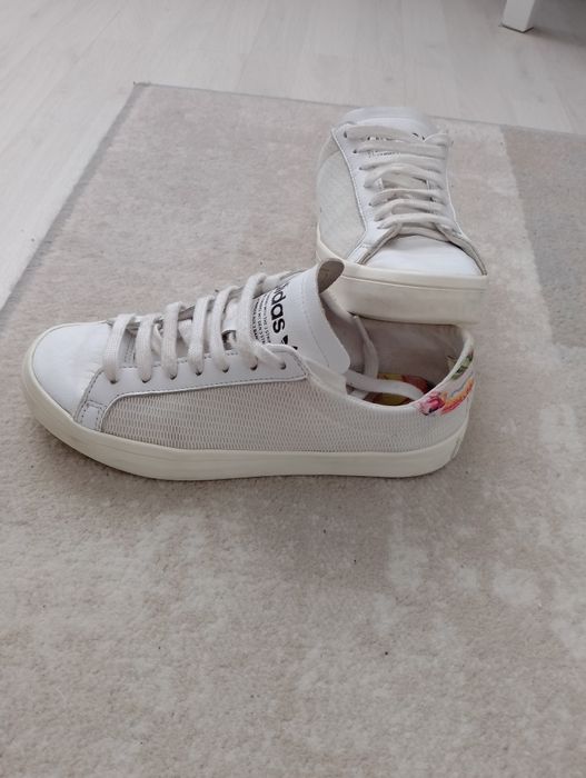 Vand Pantofi Sport Unisex,Purtati Dar In Stare Buna.