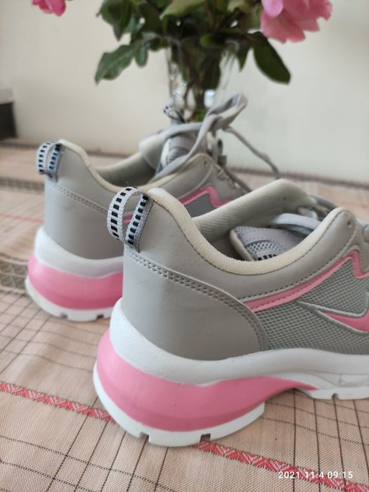 Кроссовки женские