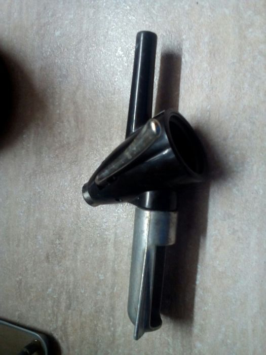 Голяма стъклена бутилка със сифон обвита с алуминий