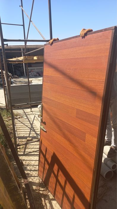 Железный дверь в отличном состоянии