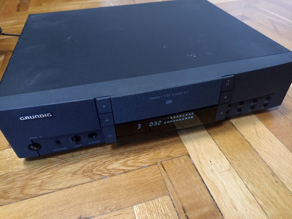 CD-player Grundig, intrare gama/seria Fine Arts.